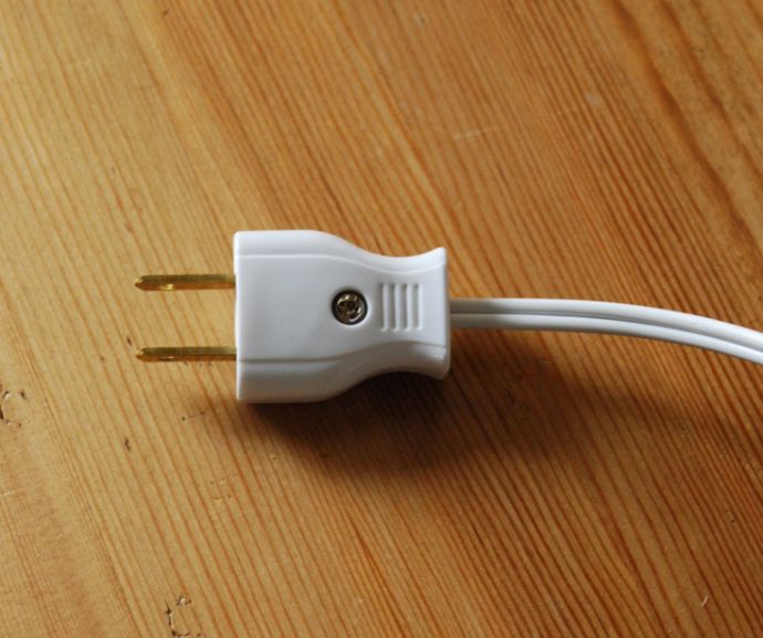 スタンドライト 照明・ライティング フランスで出合ったアンティーク照明、フリンジ付きシェードのアイアン製テーブルランプ(E17シャンデリア球付)。コンセントの先端はこんな感じ。(d-1297-z)