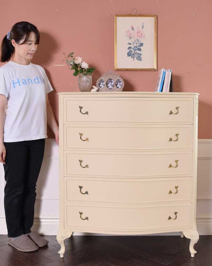 アンティークのチェスト アンティーク家具 憧れのアンティークのフレンチ家具、真っ白な5段チェスト。女性だったら誰もが憧れちゃうチェスト見た目、色、シルエット。(d-1299-f)