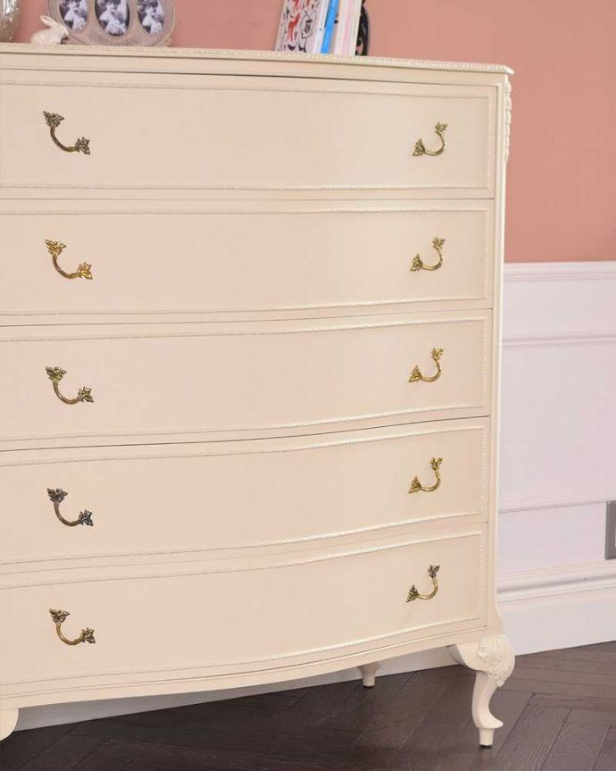 アンティークのチェスト アンティーク家具 憧れのアンティークのフレンチ家具、真っ白な5段チェスト。たっぷり収納できる実力派見た目はもちろん、引き出しもたくさん付いているのでたっぷり収納できちゃう実力派。(d-1299-f)