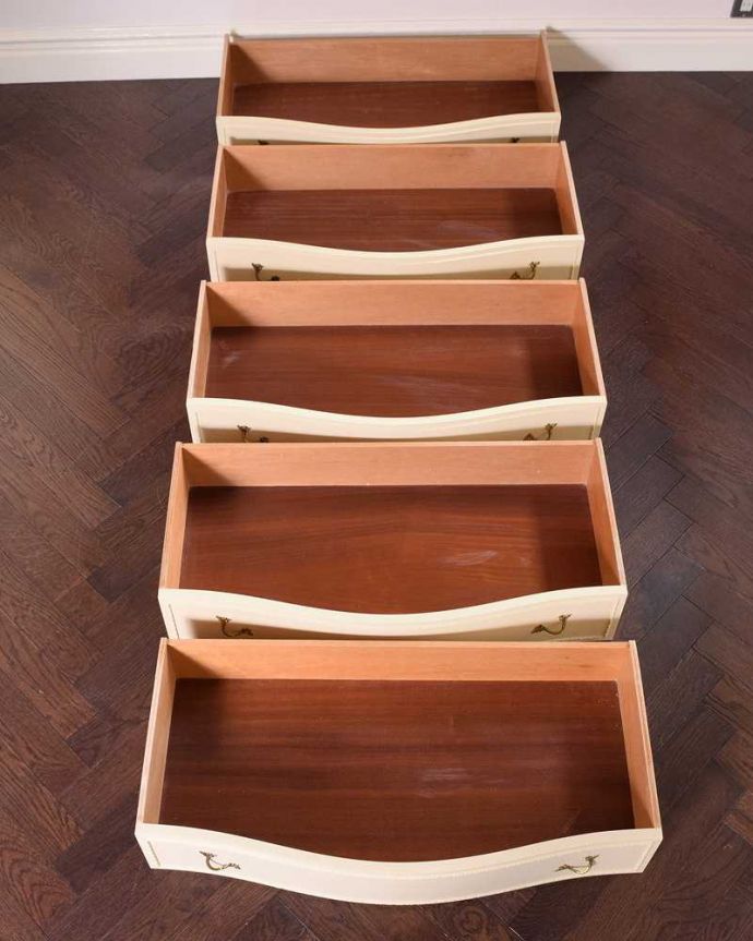 アンティークのチェスト アンティーク家具 憧れのアンティークのフレンチ家具、真っ白な5段チェスト。お洋服を収納しても大丈夫です専門の職人が引き出しの中もキレイに修復しました。(d-1299-f)