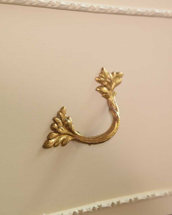 アンティークのチェスト アンティーク家具 憧れのアンティークのフレンチ家具、真っ白な5段チェスト。取っ手まで女性らしいアンティークらしいデザインの取っ手。(d-1299-f)