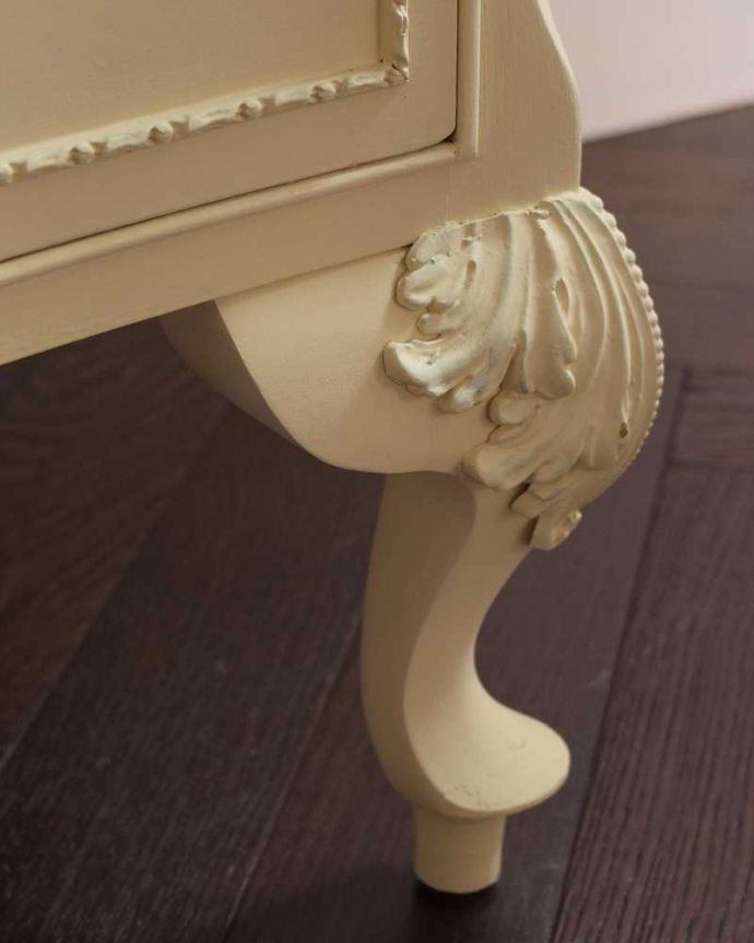 アンティークのチェスト アンティーク家具 憧れのアンティークのフレンチ家具、真っ白な5段チェスト。女性1人でラクラク運べちゃう仕掛けHandleのアンティークは、脚の裏にフェルトキーパーをお付けしています。(d-1299-f)