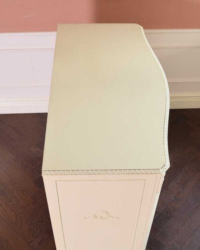 アンティークのチェスト アンティーク家具 憧れのアンティークのフレンチ家具、真っ白な5段チェスト。上から見てもキレイです家具を上から見ると、こんな形です。(d-1299-f)