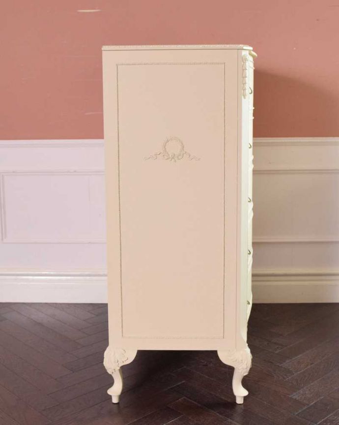 アンティークのチェスト アンティーク家具 憧れのアンティークのフレンチ家具、真っ白な5段チェスト。さりげなく美しい横顔横から見てみると、さりげなく施された可愛らしい彫。(d-1299-f)