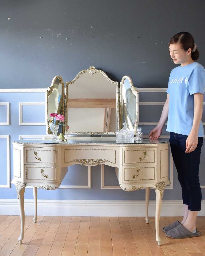 アンティークのドレッサー　アンティーク家具　ミラーのフレームまで可愛いドレッシングテーブル（鏡台）、アンティークのフレンチインテリア。フランスらしい女性らしさたっぷりの美しさまるでおとぎ話の中から飛び出てきたようなドレッシングチェスト。(d-1300-f)