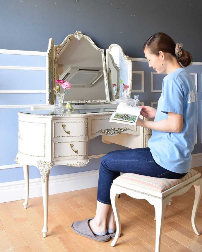 アンティークのドレッサー　アンティーク家具　ミラーのフレームまで可愛いドレッシングテーブル（鏡台）、アンティークのフレンチインテリア。ここに座るだけで、女子力がUP！鏡の前に座るだけで、一瞬でお姫様気分。(d-1300-f)