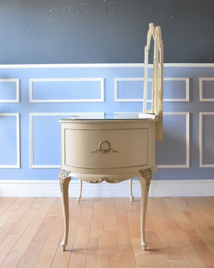 アンティークのドレッサー　アンティーク家具　ミラーのフレームまで可愛いドレッシングテーブル（鏡台）、アンティークのフレンチインテリア。横から見てもステキもちろん、横顔だって美しいんです。(d-1300-f)