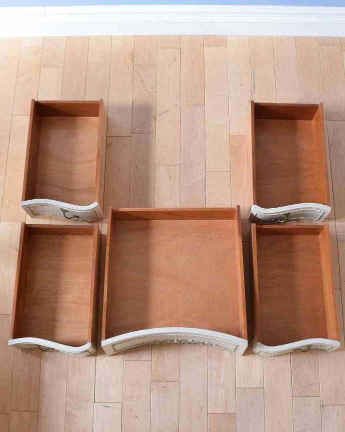 アンティークのドレッサー　アンティーク家具　ミラーのフレームまで可愛いドレッシングテーブル（鏡台）、アンティークのフレンチインテリア。引き出しの中もキレイに修復しました何も入れてもいいように職人がキレイにお直しした引き出しなので、中もキレイです。(d-1300-f)