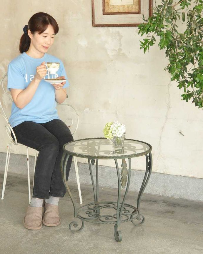 アンティークのテーブル　アンティーク家具　屋外で使えるアンティーク家具、フランスのラウンドガーデンテーブル。アイアンが美しく描き出した曲線優雅な曲線で描き出されたアイアンのテーブル。(d-1301-f)