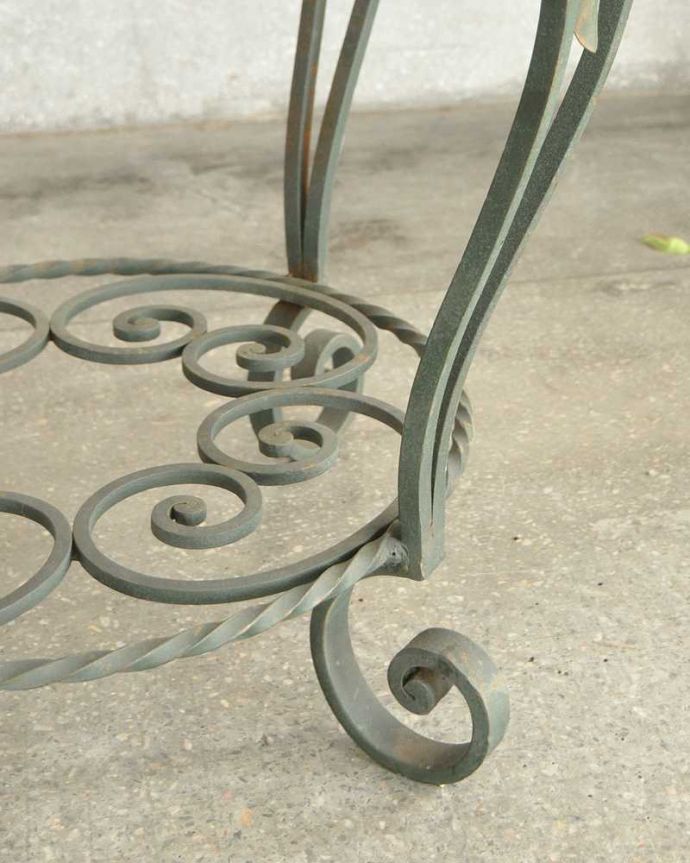 アンティークのテーブル　アンティーク家具　屋外で使えるアンティーク家具、フランスのラウンドガーデンテーブル。持ち上げなくても移動できます！Handleのアンティークは、脚の裏にフェルトキーパーをお付けしていますので、床を滑らせてれば移動が簡単です。(d-1301-f)