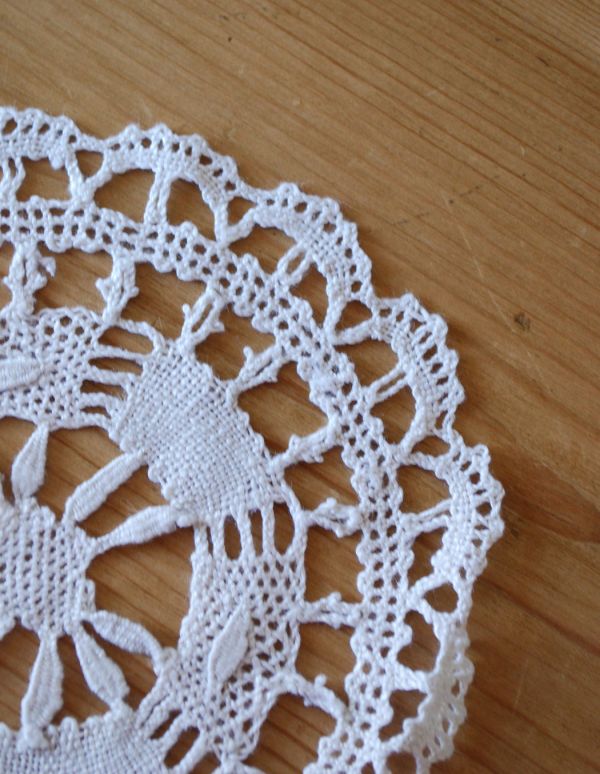 ミルクピッチャー　アンティーク雑貨　ディスプレイのアクセントになるアンティークドイリーレース。アンティークのため、多少の汚れやシミがある場合がありますが、使用上問題はありませんので、ご了承下さい。(d-1301-z)