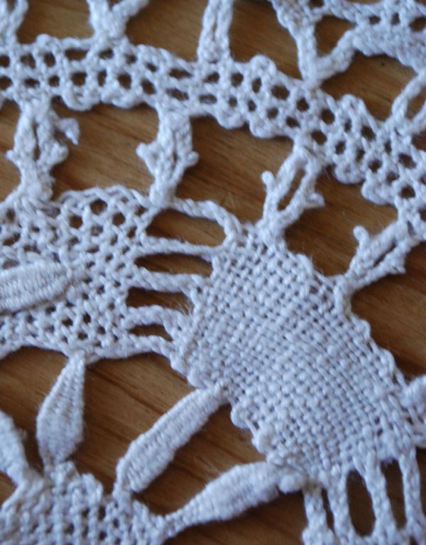 ミルクピッチャー　アンティーク雑貨　ディスプレイのアクセントになるアンティークドイリーレース。ハンドメイドの繊細さとあたたかさがあります。(d-1301-z)