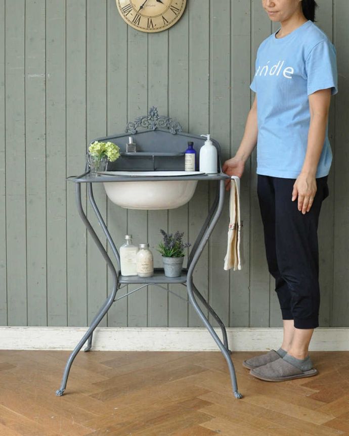 ガーデニング家具　アンティーク家具　海外らしいアンティーク家具、グレーのペイント仕上げのアイアンウォッシュスタンド 。見た目が可愛いウォッシュスタンド水道が発達していない時代に洗面台として使われていたアイアンのウォッシュスタンド。(d-1302-f)