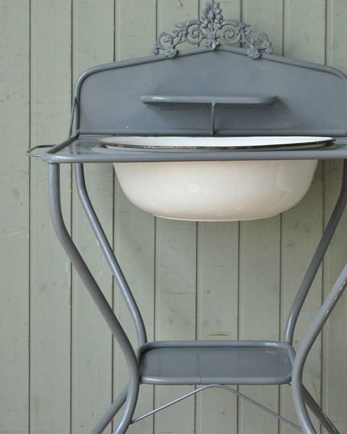 ガーデニング家具　アンティーク家具　海外らしいアンティーク家具、グレーのペイント仕上げのアイアンウォッシュスタンド 。フランスらしいオシャレさ装飾の可愛らしさやフランスらしいカラーリングが独特の世界観。(d-1302-f)