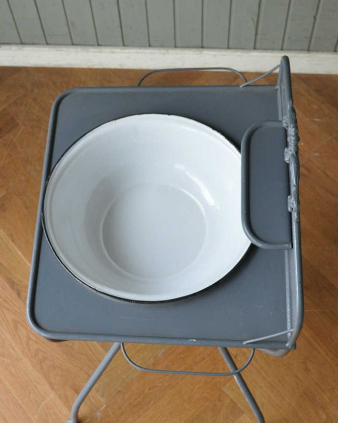 ガーデニング家具　アンティーク家具　海外らしいアンティーク家具、グレーのペイント仕上げのアイアンウォッシュスタンド 。上から見てみましょう洗面器の中もキレイなものを選んできました。(d-1302-f)