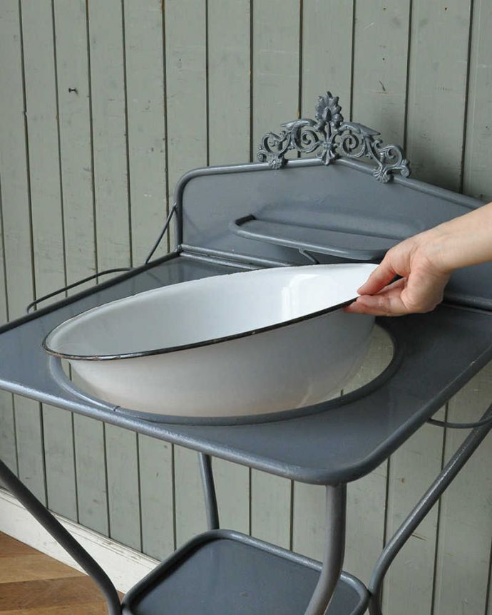 ガーデニング家具　アンティーク家具　海外らしいアンティーク家具、グレーのペイント仕上げのアイアンウォッシュスタンド 。取り外しもOK洗面ボウルは取り外せるので、お手入れもラクで使いやすいんです。(d-1302-f)