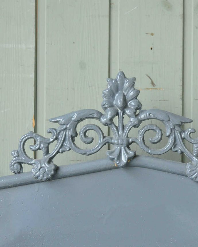 ガーデニング家具　アンティーク家具　海外らしいアンティーク家具、グレーのペイント仕上げのアイアンウォッシュスタンド 。美しい飾りがポイント。(d-1302-f)