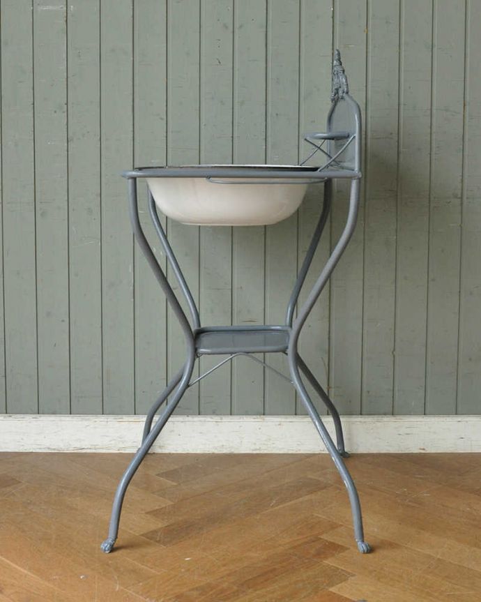 ガーデニング家具　アンティーク家具　海外らしいアンティーク家具、グレーのペイント仕上げのアイアンウォッシュスタンド 。横から見てもキレイですもちろん、横顔だってキレイ！どこから見ても絵になります。(d-1302-f)