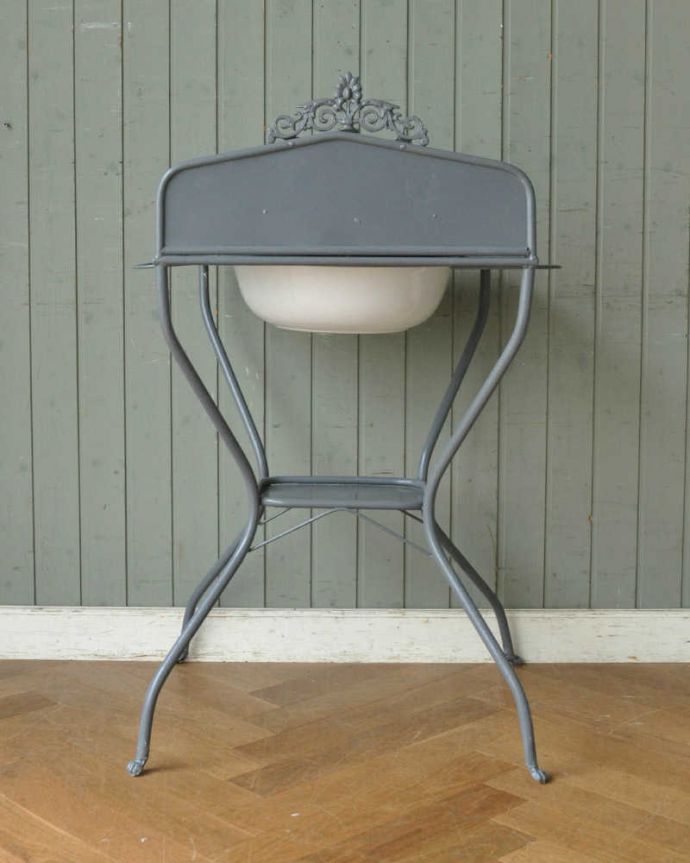 ガーデニング家具　アンティーク家具　海外らしいアンティーク家具、グレーのペイント仕上げのアイアンウォッシュスタンド 。後ろ姿も見て下さい。(d-1302-f)