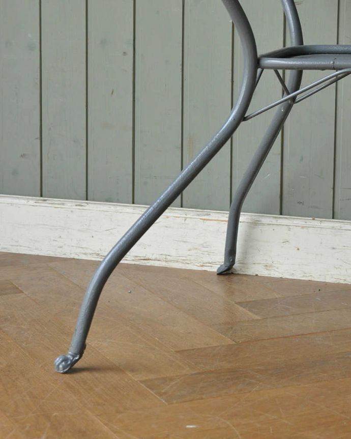 ガーデニング家具　アンティーク家具　海外らしいアンティーク家具、グレーのペイント仕上げのアイアンウォッシュスタンド 。女性1人でラクラク運べちゃう仕掛けHandleのアンティークは、脚の裏にフェルトキーパーをお付けしています。(d-1302-f)