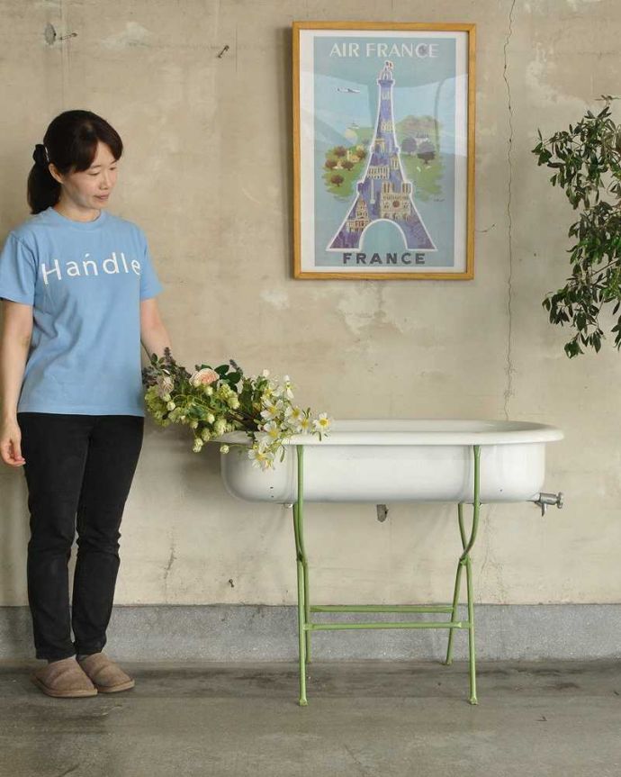 ガーデニング家具 アンティーク家具 海外輸入のアンティーク家具、可愛いベビーバス(ミントグリーン)。庭を飾るエクステリアに使ってみたり、室内でバスだけをディスプレイとして使っても良いですね。(d-1303-f)