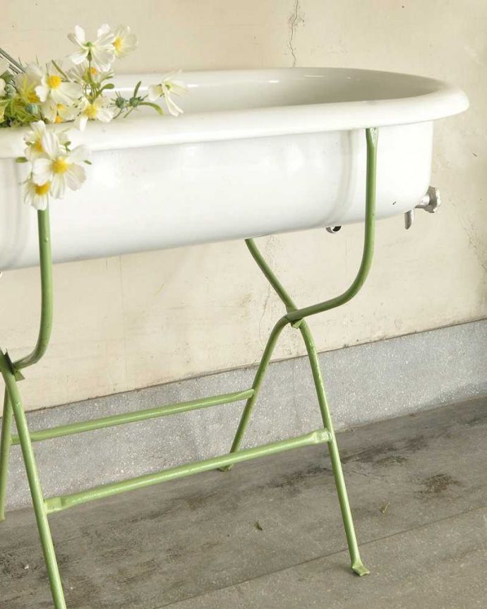 ガーデニング家具 アンティーク家具 海外輸入のアンティーク家具、可愛いベビーバス(ミントグリーン)。スラッとしたお洒落な脚で、しっかり支えるのでご安心ください。(d-1303-f)