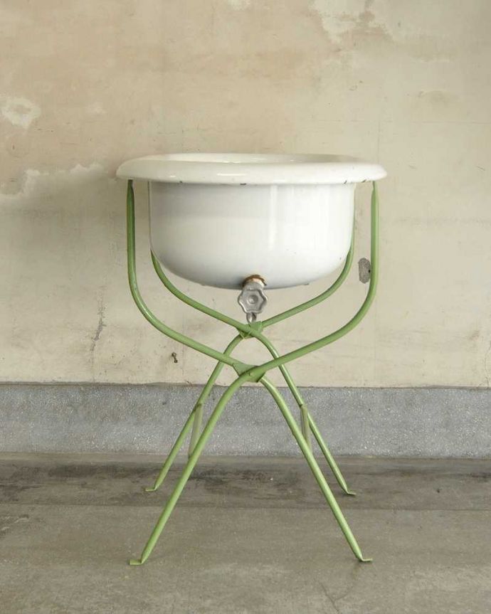 ガーデニング家具 アンティーク家具 海外輸入のアンティーク家具、可愛いベビーバス(ミントグリーン)。横から見てもキレイですもちろん、横顔だってキレイ!どこから見ても絵になります。(d-1303-f)