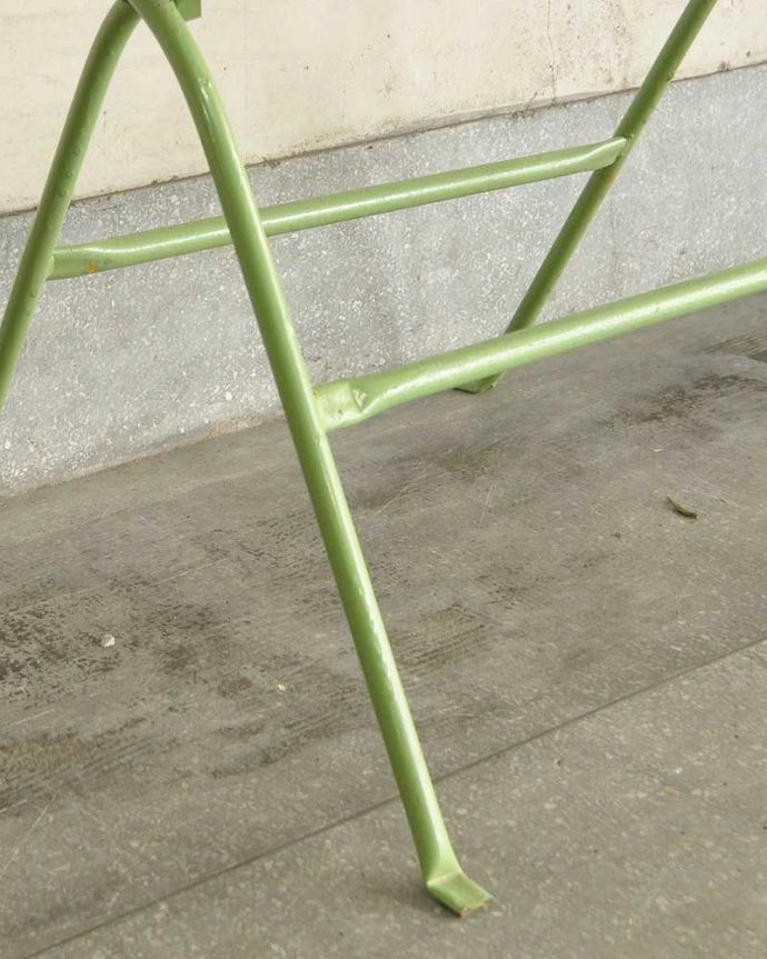 ガーデニング家具 アンティーク家具 海外輸入のアンティーク家具、可愛いベビーバス(ミントグリーン)。女性1人でラクラク運べちゃう仕掛けHandleのアンティークは、脚の裏にフェルトキーパーをお付けしています。(d-1303-f)