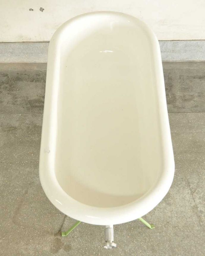 ガーデニング家具 アンティーク家具 海外輸入のアンティーク家具、可愛いベビーバス(ミントグリーン)。どんな風に並べましょうか?バスは上から見るとこんな感じ。(d-1303-f)