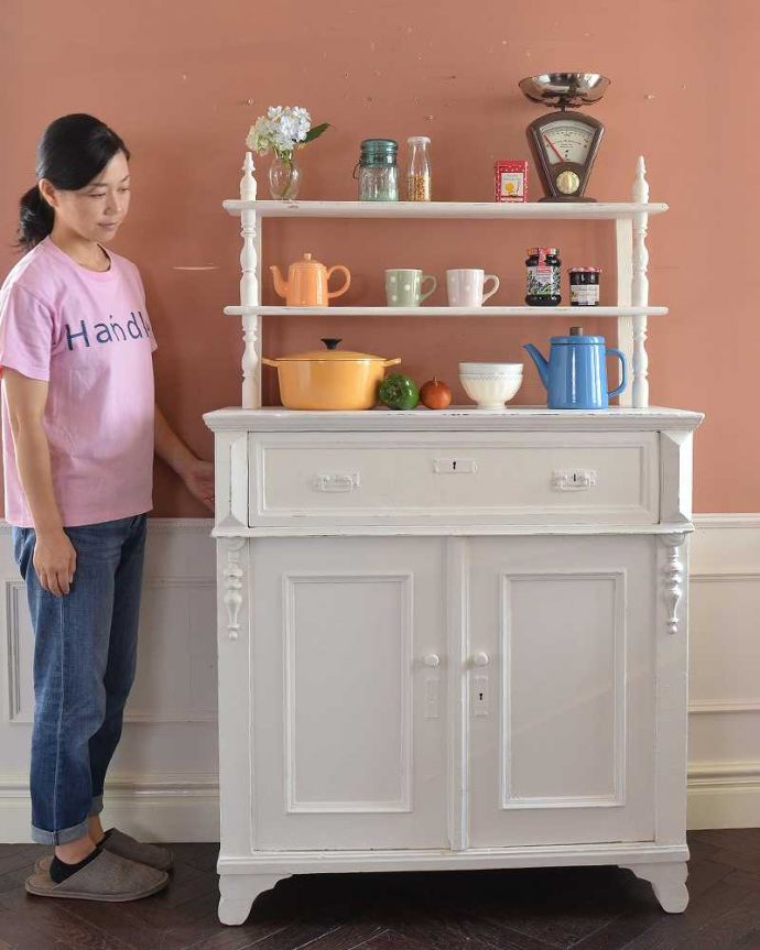 アンティークのキャビネット　アンティーク家具　ホワイトペイントの可愛いアンティーク家具、フランスから届いたドレッサー。アンティークらしい「見せる」収納家具ドレッサーとは、もともとキッチンで使われていたお料理を飾り付け（ドレッシング）するための家具。(d-1305-f)