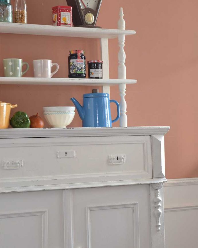 アンティークのキャビネット　アンティーク家具　ホワイトペイントの可愛いアンティーク家具、フランスから届いたドレッサー。置いたもの全部が素敵に見えちゃうオープン棚を支える支柱の装飾がとても美しいので、この棚に置いたものが全部オシャレに見えるんです。(d-1305-f)