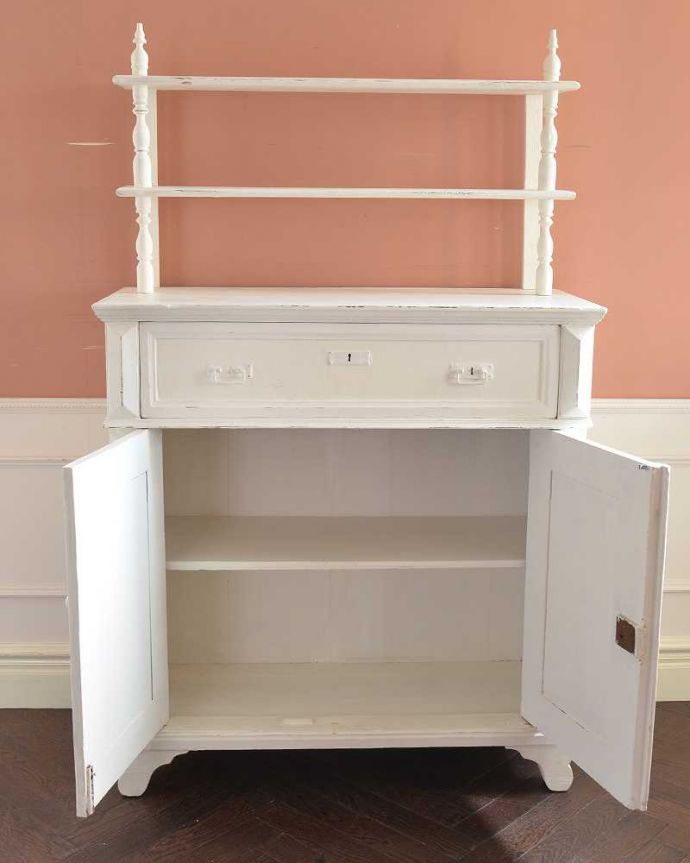 アンティークのキャビネット　アンティーク家具　ホワイトペイントの可愛いアンティーク家具、フランスから届いたドレッサー。扉を開けてみると…中が見えない扉の中も、キレイに修復しました。(d-1305-f)