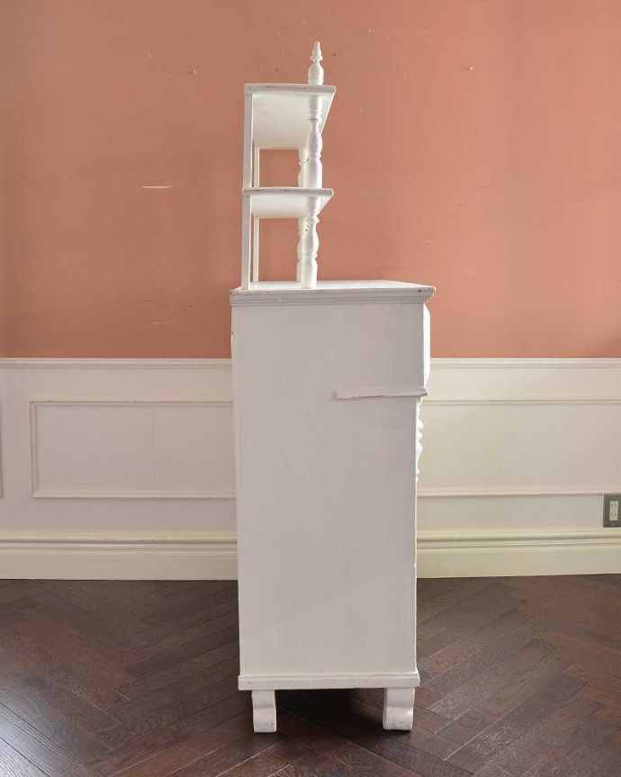 アンティークのキャビネット　アンティーク家具　ホワイトペイントの可愛いアンティーク家具、フランスから届いたドレッサー。横から見てもステキフランスらしい美しさは横から見ても分かります。(d-1305-f)