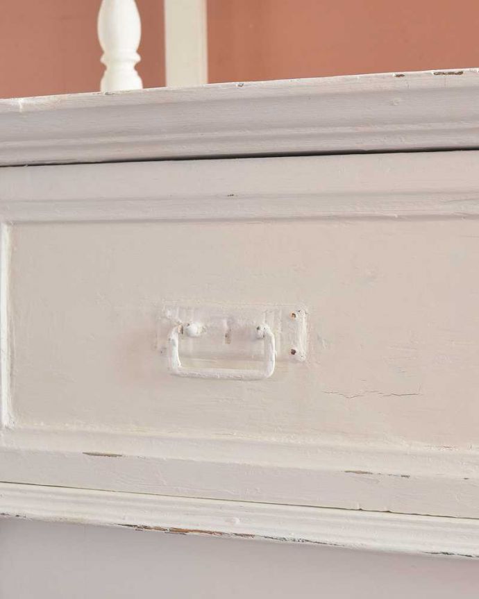 アンティークのキャビネット　アンティーク家具　ホワイトペイントの可愛いアンティーク家具、フランスから届いたドレッサー。アンティークらしい取っ手ほっこりとした風合いがいい取っ手。(d-1305-f)