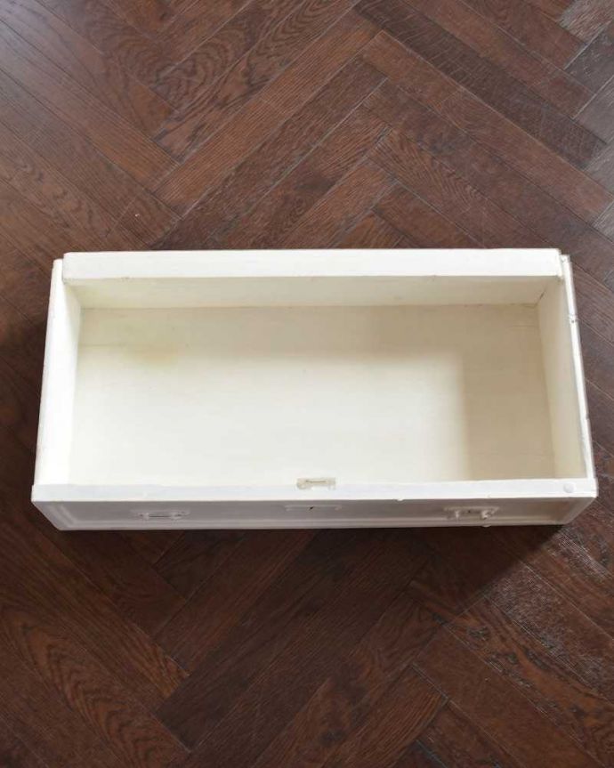 アンティークのキャビネット　アンティーク家具　ホワイトペイントの可愛いアンティーク家具、フランスから届いたドレッサー。引き出しの中は･･･もちろん引き出しの中も職人がキレイに修復しました。(d-1305-f)