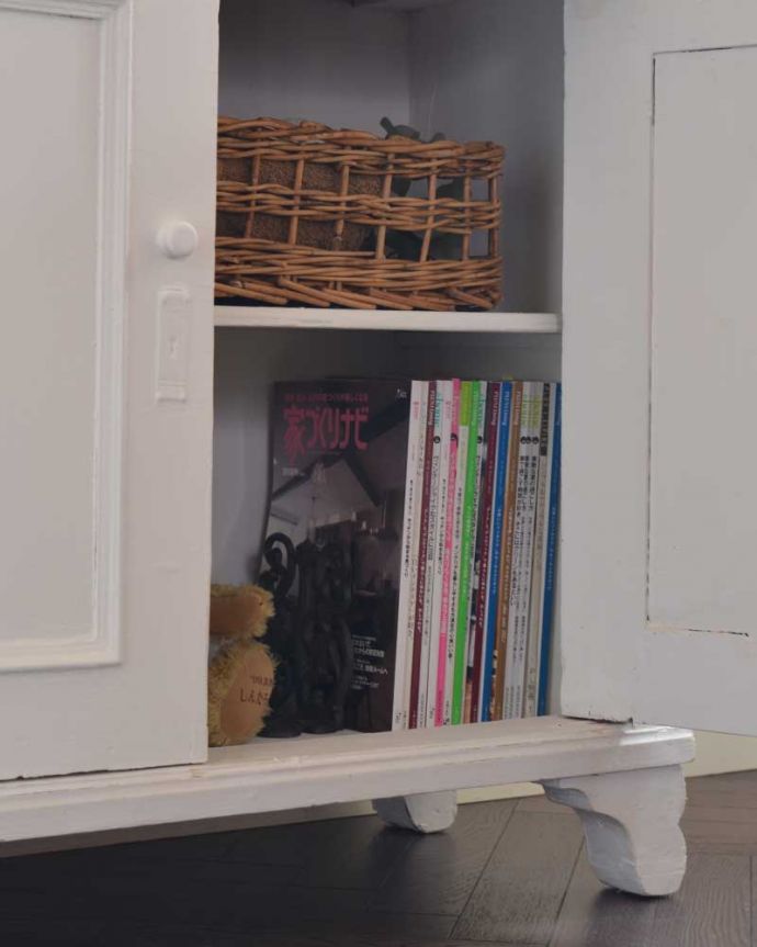 アンティークのキャビネット　アンティーク家具　ホワイトペイントの可愛いアンティーク家具、フランスから届いたドレッサー。A4サイズの雑誌も収納できる優等生雑誌まで収納できる高さ！本や雑誌もたっぷり収納出来ます。(d-1305-f)