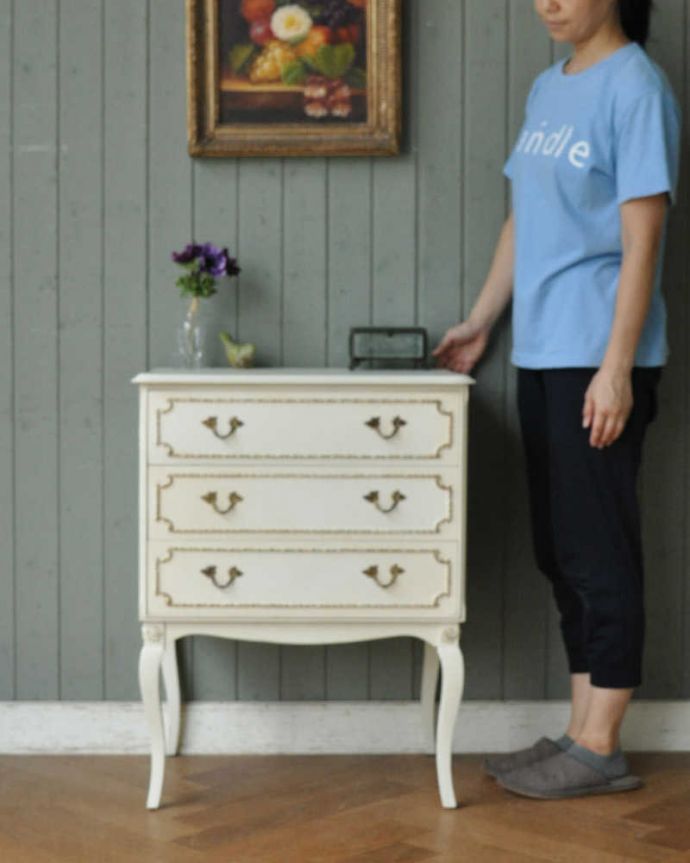 アンティークのチェスト　アンティーク家具　ホワイトカラーのコンパクトなチェスト、フランスのアンティーク家具。高級感があって女性らしい優しいシルエット。(d-1306-f)