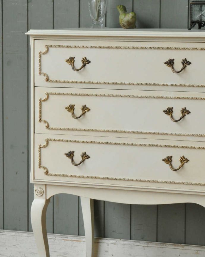 アンティークのチェスト　アンティーク家具　ホワイトカラーのコンパクトなチェスト、フランスのアンティーク家具。フランスらしいエレガントなホワイトのペイントです！時計や携帯を置いたり、写真を飾ったり…ディスプレイも楽しめます。(d-1306-f)