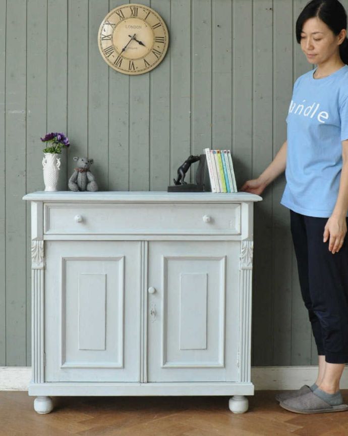 アンティークのキャビネット　アンティーク家具　フランスから届いたアンティーク家具、ホワイトペイントのキャビネット（カウンター）。やっぱり可愛いフランスらしい色使いお部屋に入れるとパッと明るくなる色使いのペイントキャビネット。(d-1307-f)