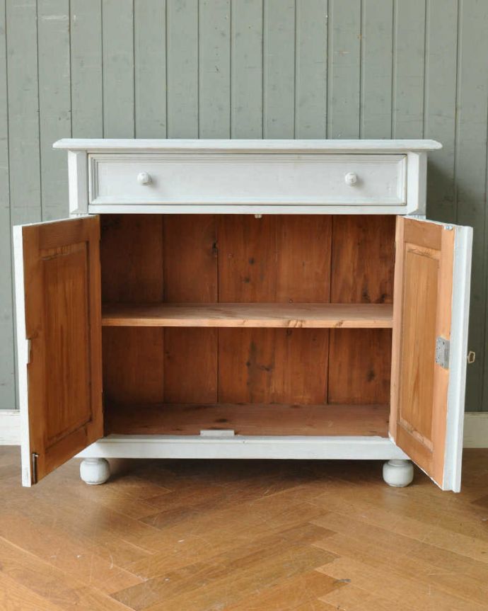 アンティークのキャビネット　アンティーク家具　フランスから届いたアンティーク家具、ホワイトペイントのキャビネット（カウンター）。扉を開けて中を見ると･･･扉の中は職人が修復して、こんな感じでキレイに仕上げました。(d-1307-f)