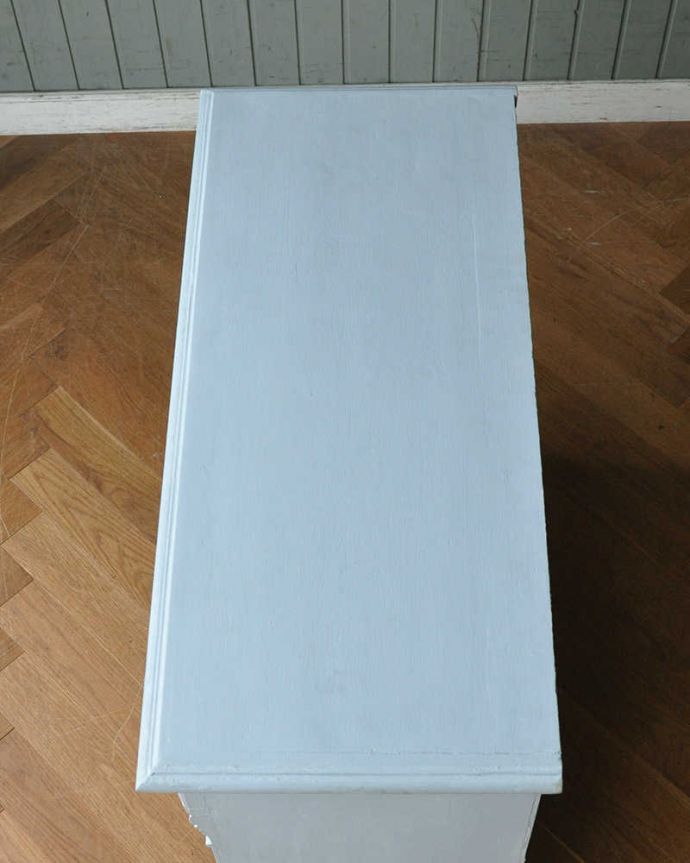 アンティークのキャビネット　アンティーク家具　フランスから届いたアンティーク家具、ホワイトペイントのキャビネット（カウンター）。上から見てみると･･･天板はこんな感じに仕上がっています。(d-1307-f)