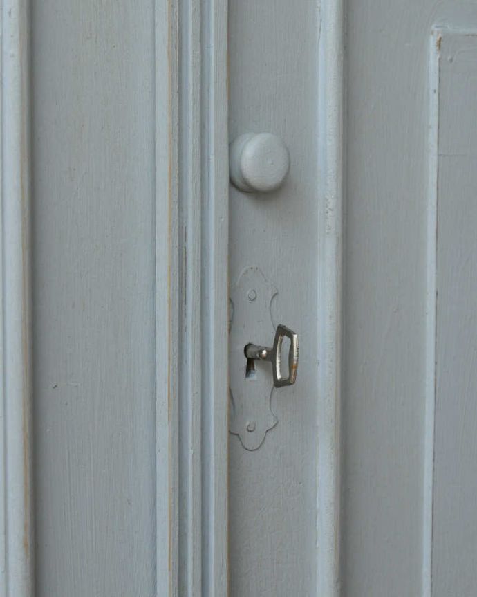 アンティークのキャビネット　アンティーク家具　フランスから届いたアンティーク家具、ホワイトペイントのキャビネット（カウンター）。開ける度にワクワクする取っ手鍵を回して開けてください。(d-1307-f)