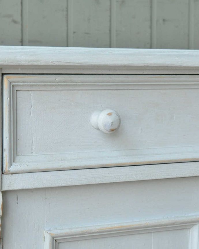 アンティークのキャビネット　アンティーク家具　フランスから届いたアンティーク家具、ホワイトペイントのキャビネット（カウンター）。持ちやすい取っ手。(d-1307-f)