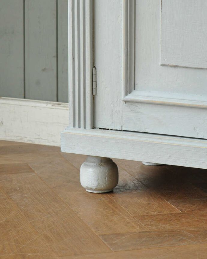 アンティークのキャビネット　アンティーク家具　フランスから届いたアンティーク家具、ホワイトペイントのキャビネット（カウンター）。女性１人でもラクに運べちゃうヒミツHandleのアンティークは、脚の裏にフェルトキーパーをお付けしているので、床を滑らせれば女性でも移動がカンタンに出来ます！。(d-1307-f)