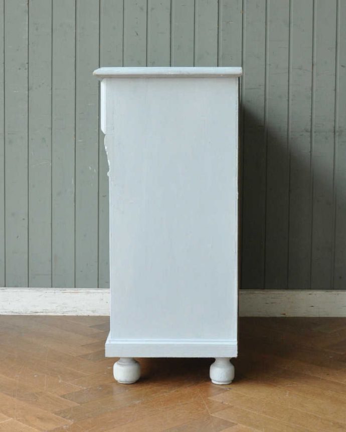 アンティークのキャビネット　アンティーク家具　フランスから届いたアンティーク家具、ホワイトペイントのキャビネット（カウンター）。横顔だっても美しい正面だけじゃなく横から見てもキレイです。(d-1307-f)