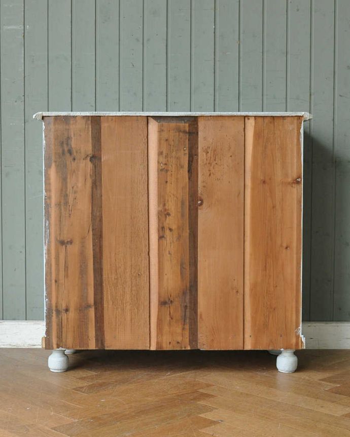 アンティークのキャビネット　アンティーク家具　フランスから届いたアンティーク家具、ホワイトペイントのキャビネット（カウンター）。後ろ姿も見て下さい。(d-1307-f)