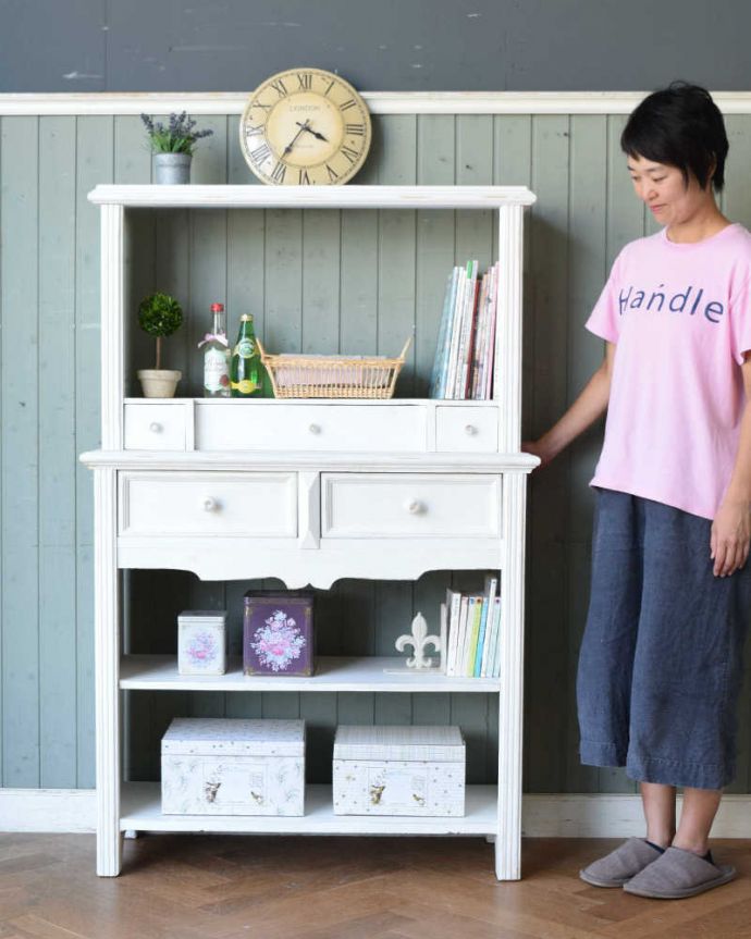 アンティークのキャビネット　アンティーク家具　ペイント仕上げのお洒落なブックシェルフ、フランスのアンティーク家具（キャビネット）。フランスらしい香りが漂う「見せる」収納家具オープンタイプの棚が付いた家具。(d-1309-f)