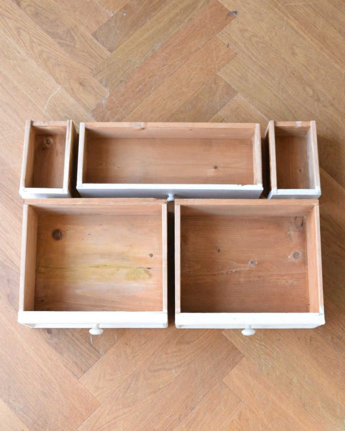 アンティークのキャビネット　アンティーク家具　ペイント仕上げのお洒落なブックシェルフ、フランスのアンティーク家具（キャビネット）。引き出しの中は･･･もちろん引き出しの中も職人がキレイに修復しました。(d-1309-f)