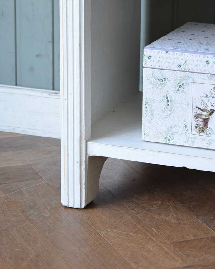 アンティークのキャビネット　アンティーク家具　ペイント仕上げのお洒落なブックシェルフ、フランスのアンティーク家具（キャビネット）。女性１人でもラクに運べちゃうヒミツHandleのアンティークは、脚の裏にフェルトキーパーをお付けしているので、床を滑らせれば女性でも移動がカンタンに出来ます！ご安心下さい。(d-1309-f)