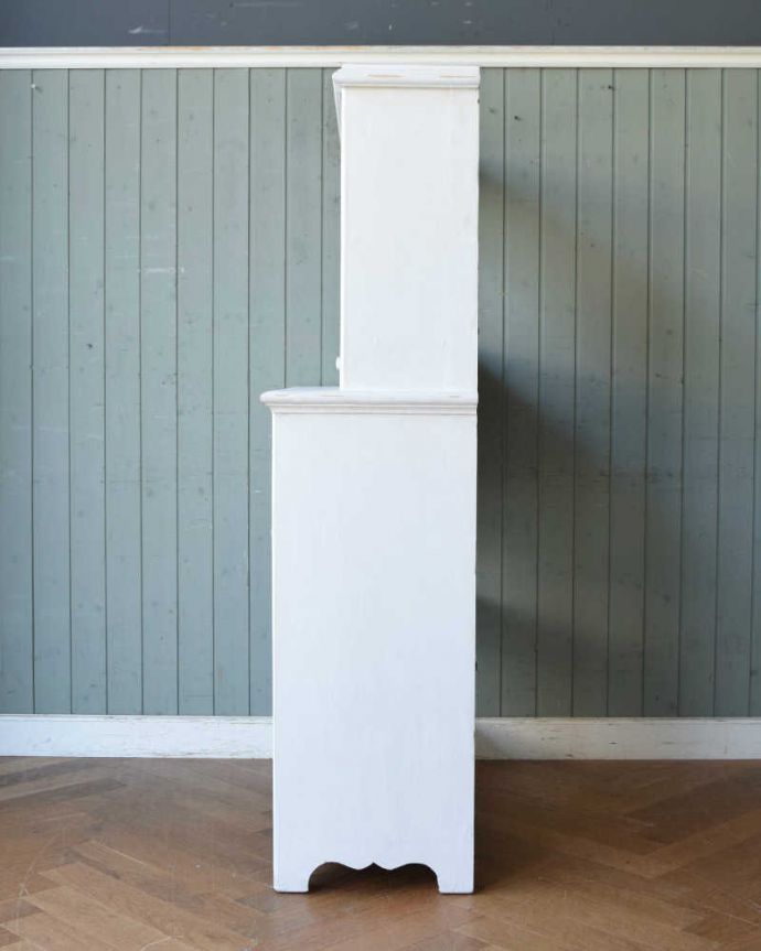 アンティークのキャビネット　アンティーク家具　ペイント仕上げのお洒落なブックシェルフ、フランスのアンティーク家具（キャビネット）。横から見てもステキフランスらしい美しさは横から見ても分かります。(d-1309-f)